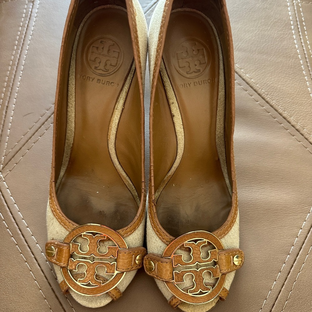 Tory Burch Canvas & Leather Logo Wedge Pumps – Classic Luxe Neutral